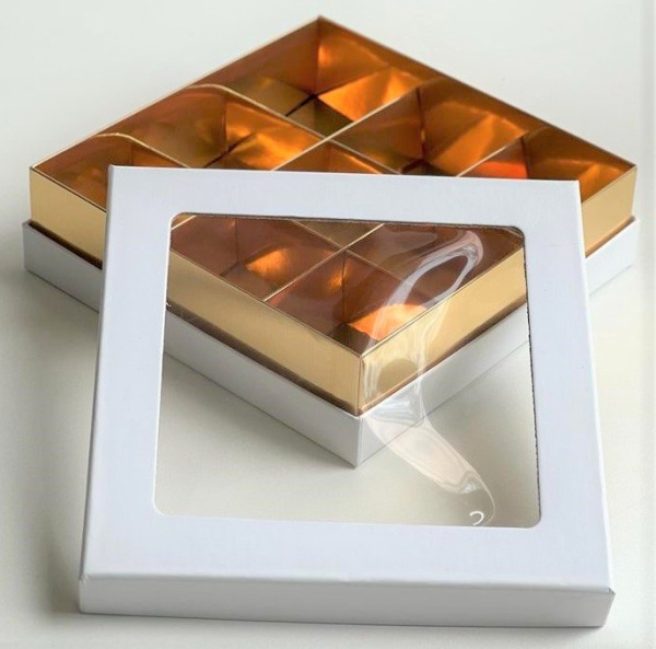 Упаковка для 9 конфет белая с большим окном ЛЮКС