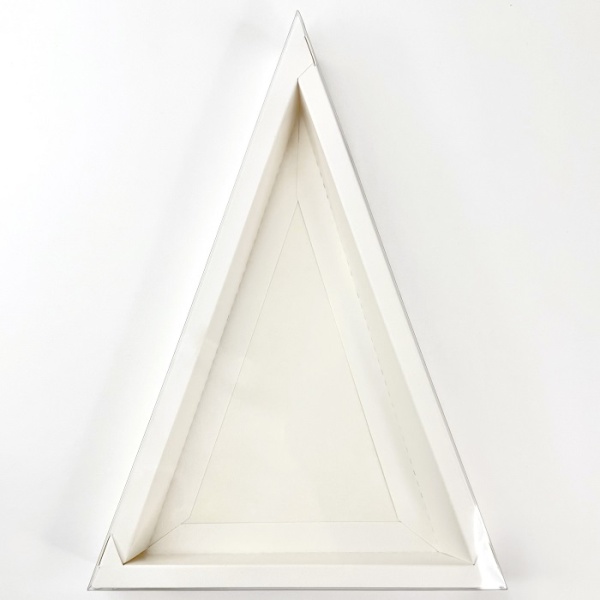 Упаковка треугольная для шоколада и конфет Белая 24х16х3,5 см