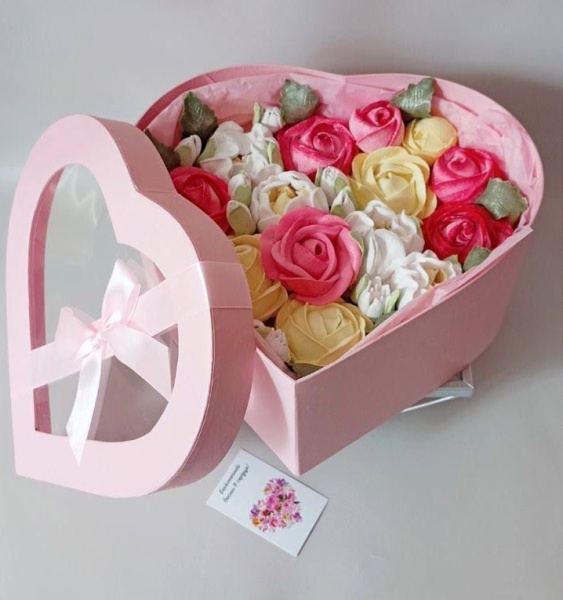 Коробка Шляпная Сердце с окном Розовая 21,5х18х5,5 см