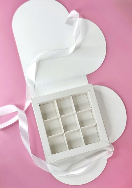 Коробка-книжка для 9 конфет Сердце Белая