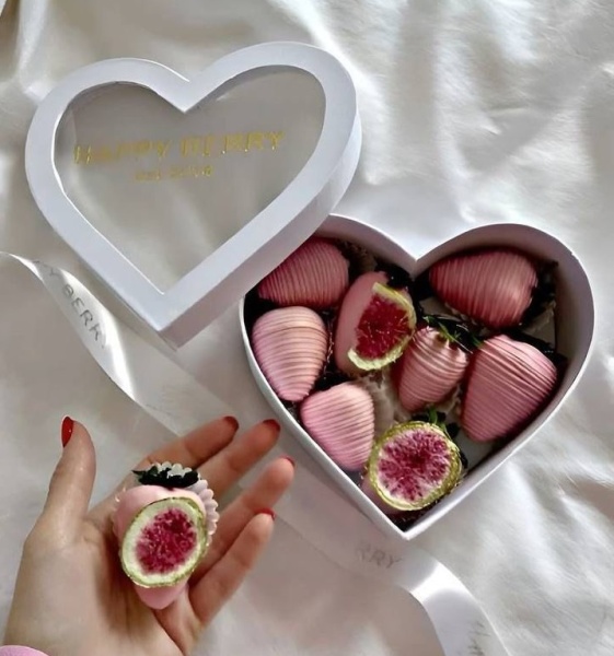 Коробка Шляпная Сердце с окном Белая 21,5х18х5,5 см