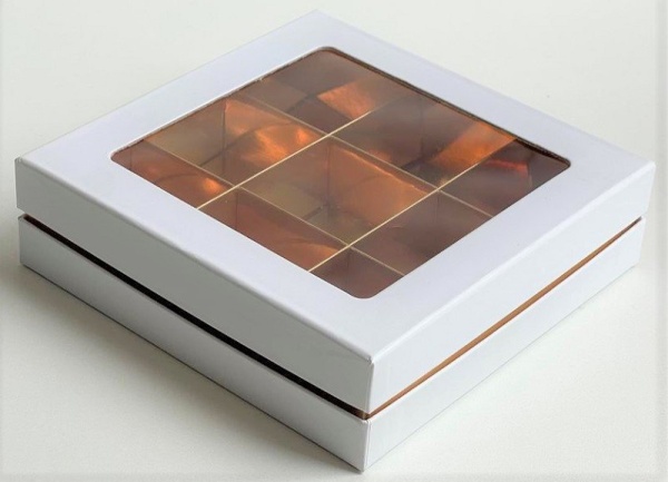 Упаковка для 9 конфет белая с большим окном ЛЮКС